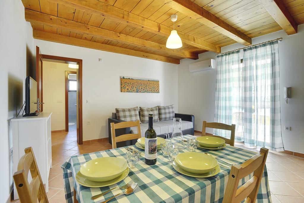 Ližnjan Apartments Susanna מראה חיצוני תמונה